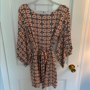 Patterned dress with flouncy sleeves & open back